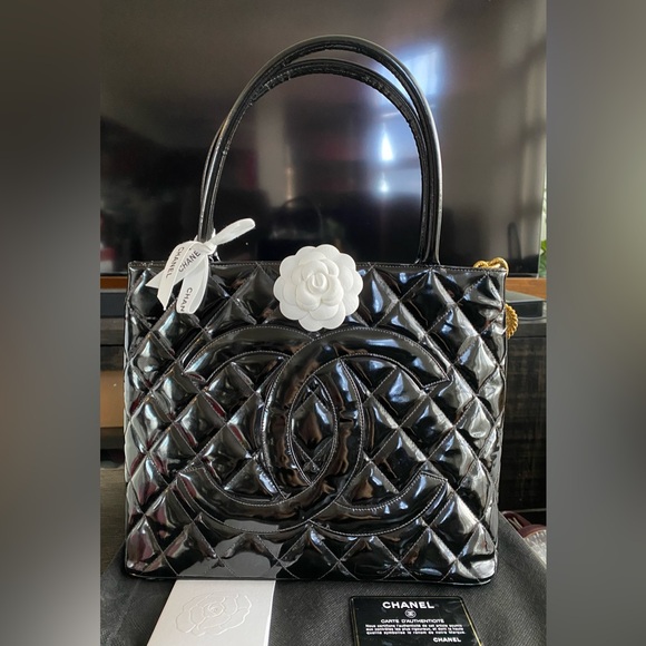 Vintage Chanel Medallion Patent 
Gold Hardware - Picture 7 of 7